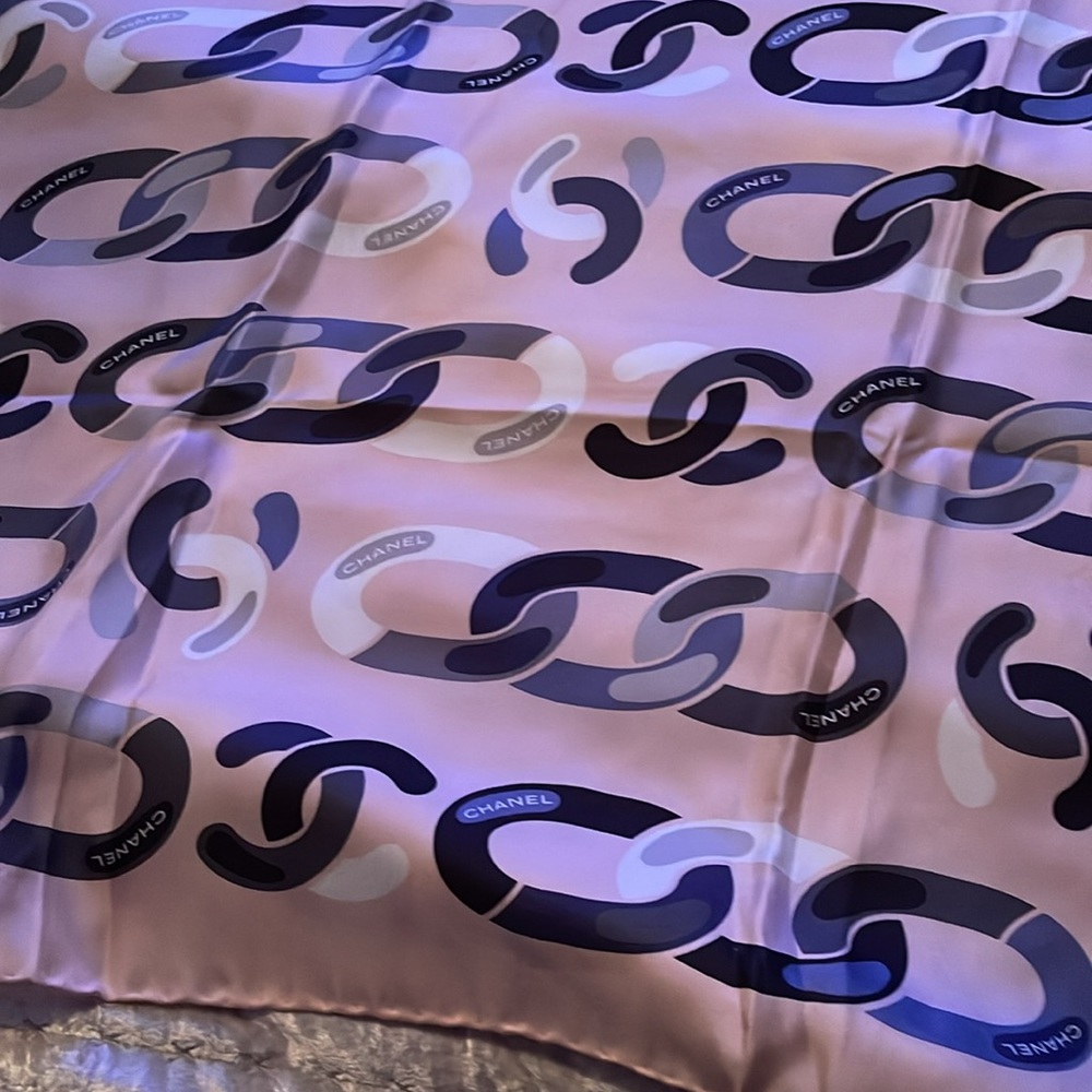 Chanel Preloved scarf excellent condition 35X35 gorgeous colors pink n gray - Picture 3 of 5